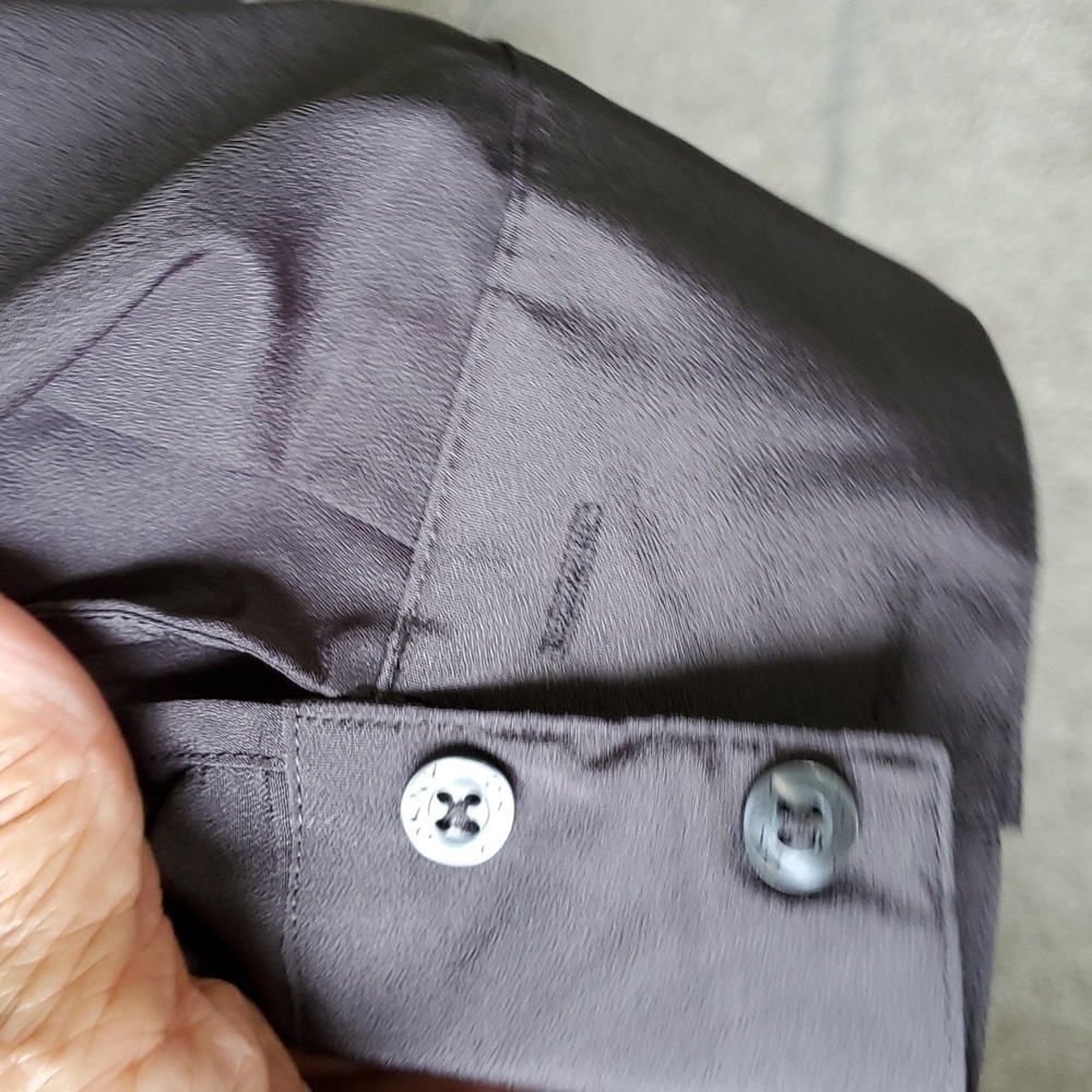 DKNY LONG SLEEVES BLOUSE, with tabs, front pockets.‎ Size large, gray. - Picture 5 of 9
